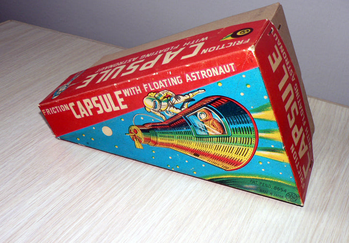 CAPSULE WITH FLOTTING ASTRONAUT